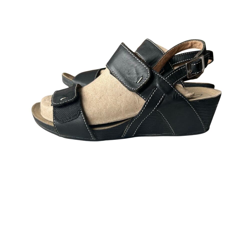 Clark’s black leather comfort sandals size 7M